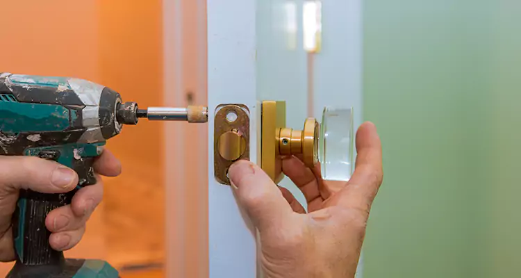Broken Door Knob Fix in Plantation, FL